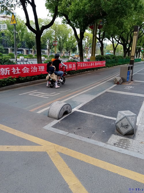 【百姓呼聲】交通路全段地樁屢遭破壞 公共設(shè)施成“化妝品”隨意涂抹？